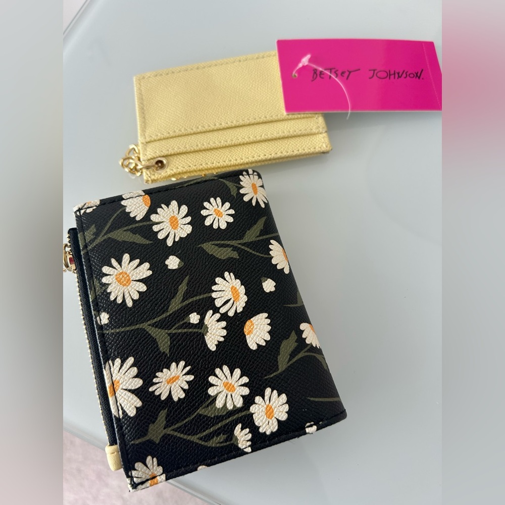 Betsey Johnson Black daisy yellow pull out wallet - Picture 5 of 5